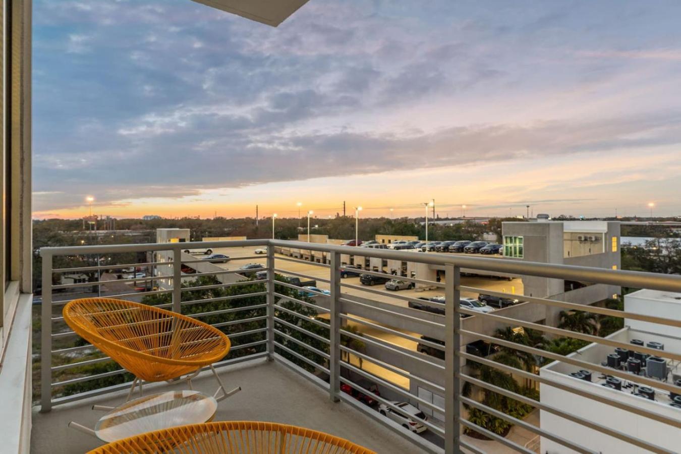 Modern 2 Bed Getaway Steps From Tropicana Field St. Petersburg Extérieur photo